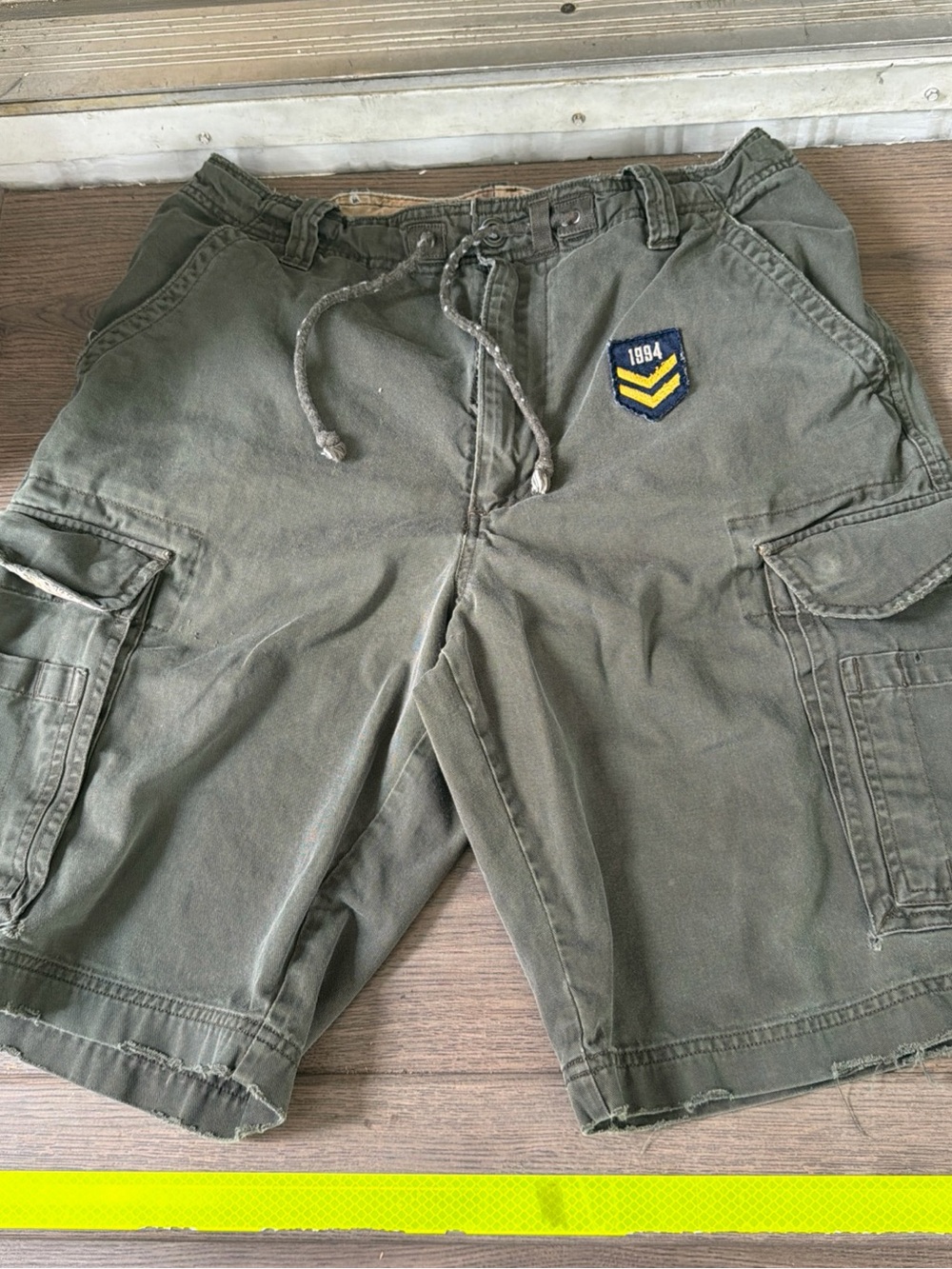 Vintage Old Navy Men's Olive Green Cargo Shorts - Size 32 1994